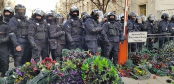 В Киеве националисты забросали полицию венками
