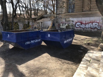 В Летнем театре после уборки волонтеров коммунальщики установили контейнеры для мусора