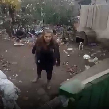 Жители Сухачевки страдают от соседки, превратившей свой двор в зловонную свалку