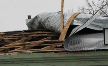 В Запорожской области ветром снесло крышу вокзала