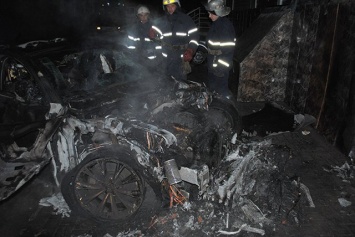 Николаевские спасатели считают, что «Ауди», сгоревшую у суда, подожгли