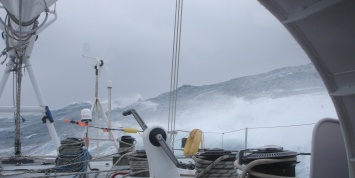 Федор Конюхов пережил 12-бальный шторм на весельной лодке в океане