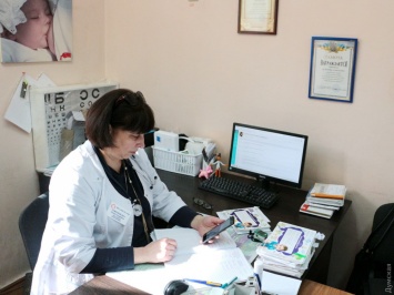 Семейным врачам и педиатрам Одессы закупили смартфоны