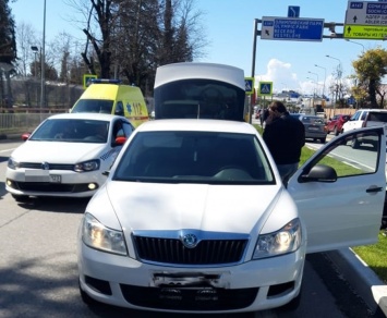В Сочи на пешеходном переходе сбили женщину с двумя детьми