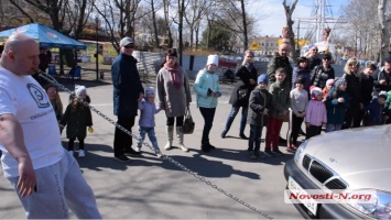 Силач Олег Тягнизуб вместе с маленькими николаевцами протянул зубами автомобиль. ВИДЕО