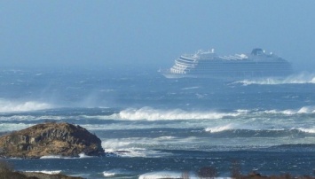 Круизный лайнер Viking Sky, у которого из-за шторма отказал двигатель, прибыл в норвежскую гавань