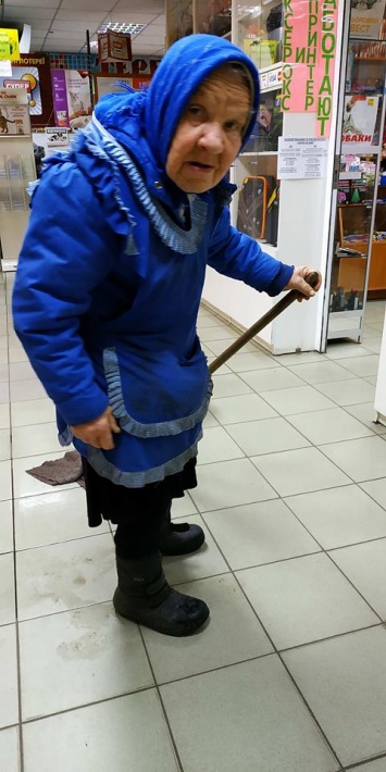 В супермаркете Днепра из последних сил убирает старушка-долгожитель