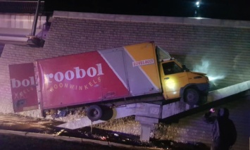 Погоня за пьяным: В Одессе водитель фуры залетел на конструкцию моста и застрял