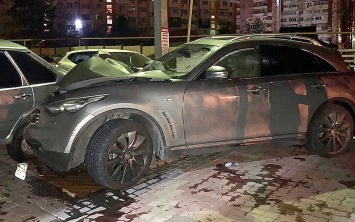 В Туапсе водитель Infiniti протаранил пять припаркованных автомобилей