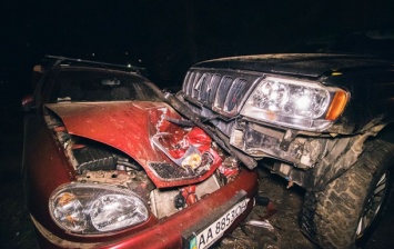 В Киеве пьяный водитель вылетел на обочину и смял два авто