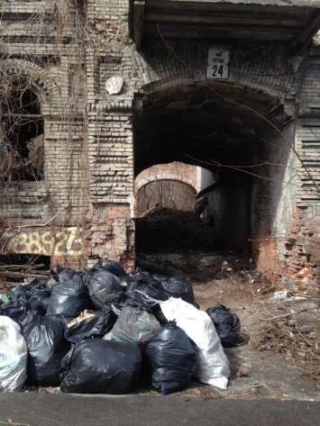 В Днепре волонтеры разгребали от мусора исторические здания