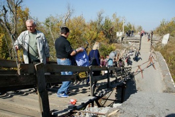 Украина направила строителей к разрушенному боевиками мосту в Станице Луганской