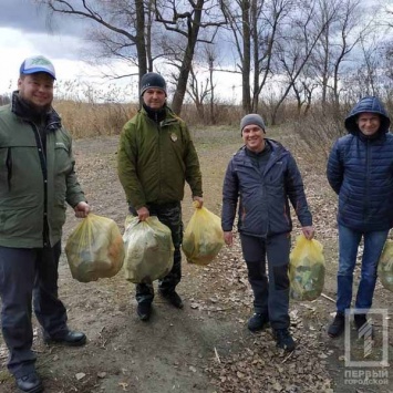Криворожские рыбаки очистили берег Карачуновского водохранилища от мусора