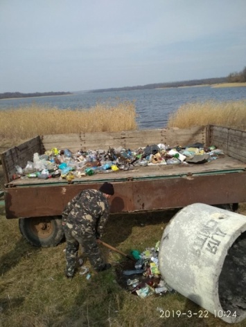 На Николаевщине с берегов водоемов области собрали около 100 мешков мусора