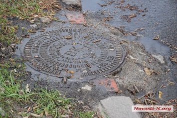 Пришла весна: по центральным улицам Николаева потекла канализация