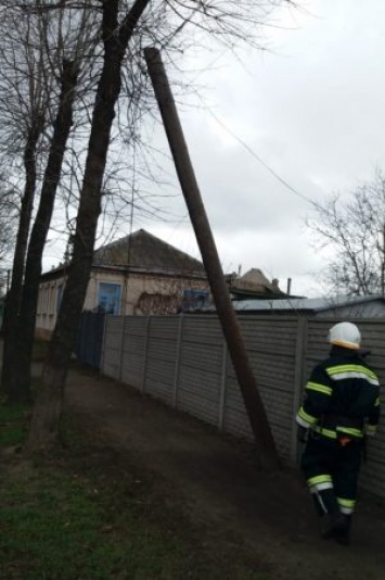 В Павлограде из-за ветра столб навис над пешеходной зоной (ФОТОФАКТ)