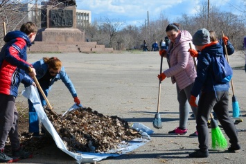 Парк в центре Николаева молодежь привела в порядок