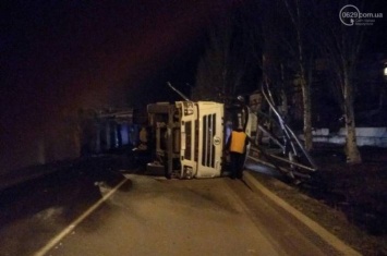 В Мариуполе перевернулся грузовик