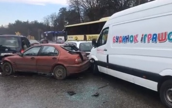 На въезде в Киев столкнулись девять автомобилей, образовалась масштабная пробка. Видео