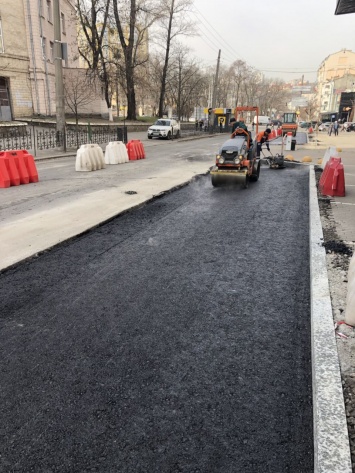 На улице Федорова делают парковочные карманы