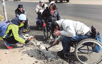 На Днепропетровщине люди с инвалидностью разбили тротуар молотками