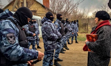 В оккупированном Крыму ФСБ проводит обыски в домах более десяти крымских татар