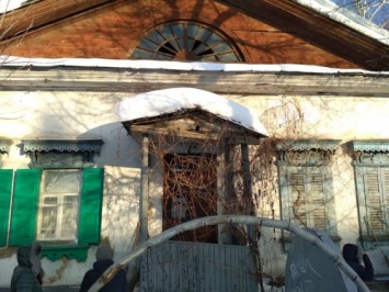 Разваливается буквально на глазах. Под Харьковом пытаются спасти дом, где жила знаменитость (фото, видео)
