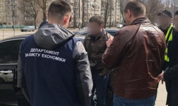 В Киеве на взятке 2 тысячи долларов задержали служащего коммунального предприятия (фото)