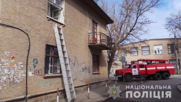 В Мелитополе отважные студенты и полицейские спасли старушку из огненной западни