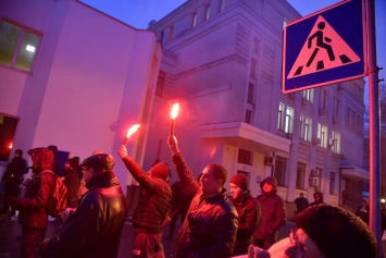 Активисты зажгли фаеры под зданием МВД во время акции протеста