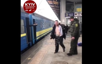 На вокзале в Киеве мужчина пытался вскрыть себе вены