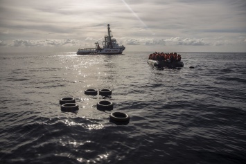 Италия: мигранты захватили судно в Средиземном море