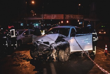 В Киеве BMW на высокой скорости влетел в пять авто: водитель сбежал с места ДТП (фото, видео)