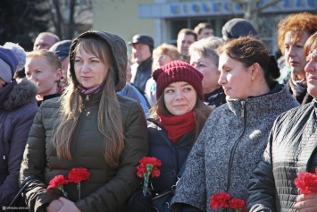 Сотни николаевцев возложили цветы к мемориалу геров-ольшанцев в 75 годовщину освобождения города от нацистских захватчиков