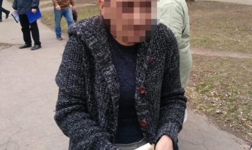 На Днепропетровщине 3 женщины воспользовались добротой старушки и украли у нее деньги