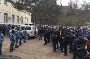 «Дело Хизб ут-Тахрир»: под «судом» дежурит ОМОН, собравшихся просят разойтись