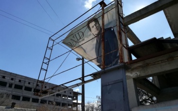 В Херсоне на головы прохожим может рухнуть старый билборд