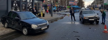 В Днепре на Калиновой столкнулись два ВАЗа: двух прохожих зажало между авто и магазином