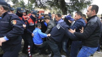 Столкновения и дымовые шашки: в Албании протестующие пытались прорваться в парламент