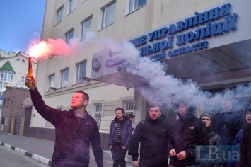 В Херсоне активисты движения "Кто убил Катерину Гандзюк?" провели акцию протеста под домом Рыщука