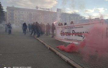 Митингующие облили кровью Херсонскую ОГА