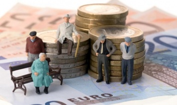 Украинцев обяжут самим откладывать на пенсию, но введут две выплаты