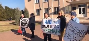 Перед мэрией Белгорода-Днестровского митинговали против подорожания воды