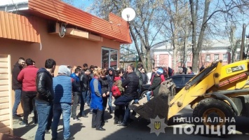 В Одессе безуспешно пытались снести кафе - его хозяева не пускают спецтехнику