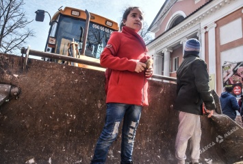 В Одессе пытаются снести кафе: владельцы блокируют экскаватор, используя детей (фото)