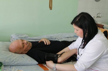 "Не справились ни в одной больнице": в Днепре спасают хирурга из Донбасса (Фото)