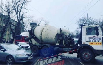 Появилось видео момента ДТП с бетономешалкой в Одессе