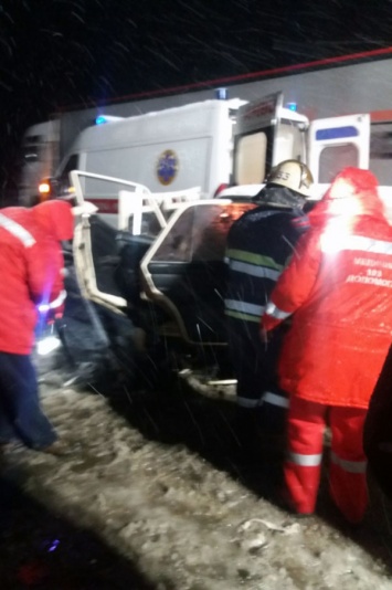 ДТП под Днепром: водителя зажало в автомобиле