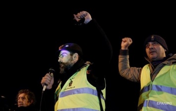 Во Франции оштрафовали лидера "желтых жилетов" за организацию демонстраций