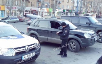 На парковке ограбили дорогой автомобиль средь бела дня (ФОТО)